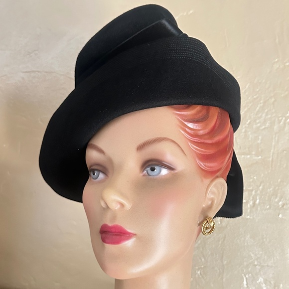 IMPRESSIVE 1940s' BLACK FELT HAT + TOPSTITCHED BRIM & SATIN BANDS & BOW - Picture 4 of 13